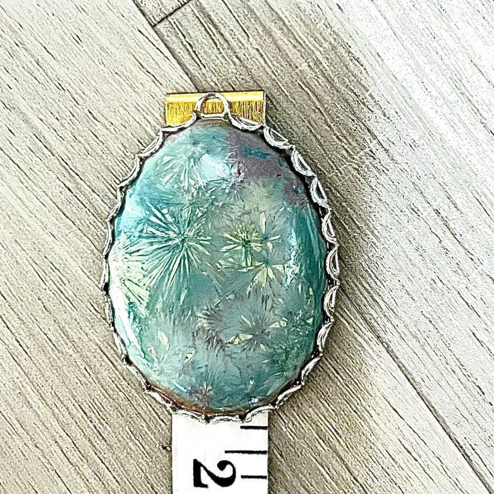 Jewellery set in sage green vintage 90’s 2 pair earrings and one pendant - Picture 6 of 8